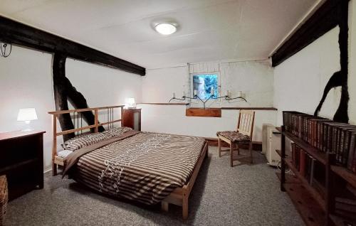 黑倫塔爾的住宿－4 Bedroom Nice Home In Hellenthal，一间卧室配有一张床和一把椅子