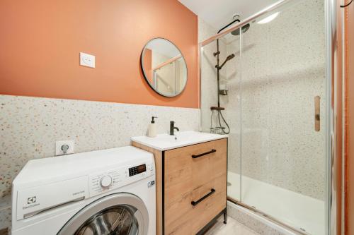 - une buanderie avec un lave-linge et une douche dans l'établissement L'Elégance du centre - Nancy Gare Congrès - PARKING - T3, à Nancy