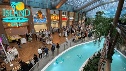 una multitud de personas caminando por un centro comercial en Beach Boardwalk 5 mins walk, 1 bedroom Apt in Atlantic City!, en Atlantic City