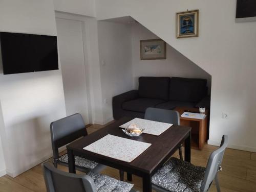 sala de estar con mesa y sofá en Charming flat, city center with free parking, en Varaždin