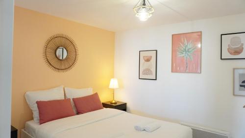 - une chambre avec un lit blanc et quelques photos dans l'établissement Proche Palais Des Festivals,Croisette - Hyper centre - Palmazur Vacances, à Cannes