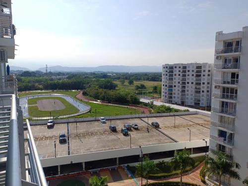 a view of a parking lot from a building at AQUAVALE - Apartamento Vacacional en Girardot in Girardot