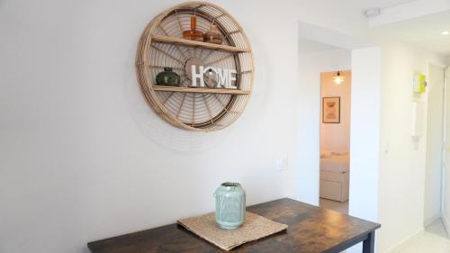 Cette chambre dispose d'une table avec un vase. dans l'établissement Proche Palais Des Festivals,Croisette - Hyper centre - Palmazur Vacances, à Cannes