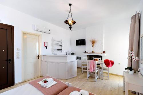 una camera con letto, cucina e tavolo di Matzi Hotel Apartments a Gerani Chanion
