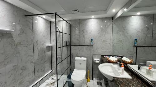 y baño con aseo, lavabo y ducha. en Stay in heart of Dubai Marina walk to JBR beach, en Dubái