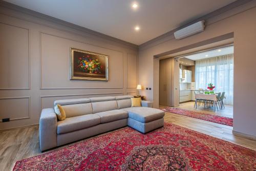 ein Wohnzimmer mit einem Sofa und einem roten Teppich in der Unterkunft Saint Paul Deluxe Apartments, Alba in Alba