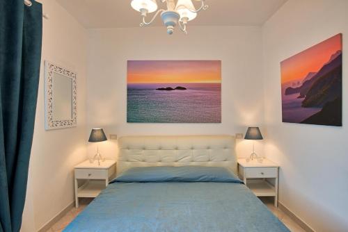 um quarto com uma cama e duas mesas de cabeceira em Villa Nettuno Sorrento - Amalfi Coast em Sorrento