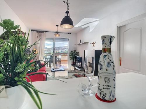 una botella en una mesa en una habitación con plantas en Modern apartment Bodrum, en Bodrum City