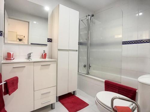 uma casa de banho com um chuveiro, um WC e um lavatório. em Modern apartment Bodrum em Bodrum City