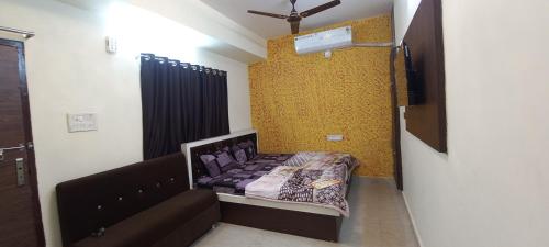 une chambre avec un lit dans une pièce dans l'établissement Vinayak home stay, à Ujjain