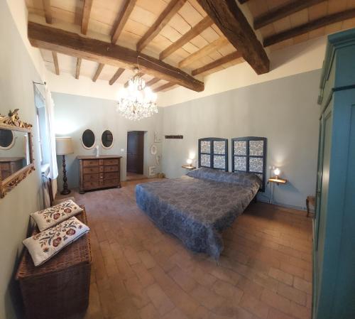 een grote slaapkamer met een groot bed en een kroonluchter bij Il Nido exclusive apartment Parma in Parma