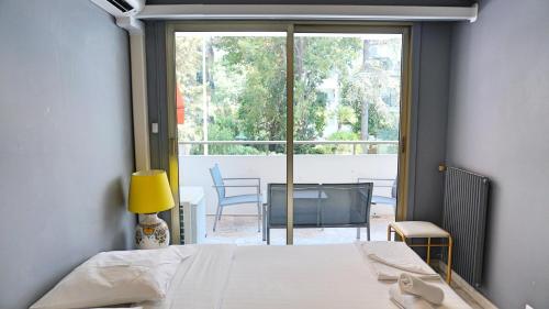 une chambre avec un lit et une vue sur un balcon dans l'établissement Proche Croisette, T2 avec terrasse, By Palmazur, à Cannes