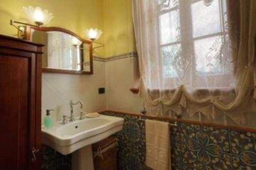 een badkamer met een wastafel en een raam bij Art Apartment Agriturismo il Vecchio Merlo in Larciano