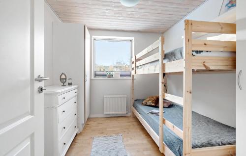 Двуетажно легло или двуетажни легла в стая в Stunning Home In Vejby With Wifi