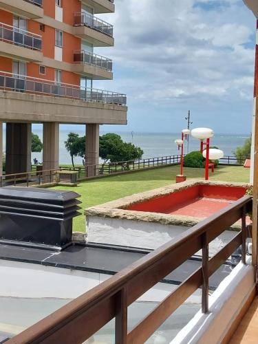 una vista dal balcone di un edificio di Playa Grande a Mar del Plata