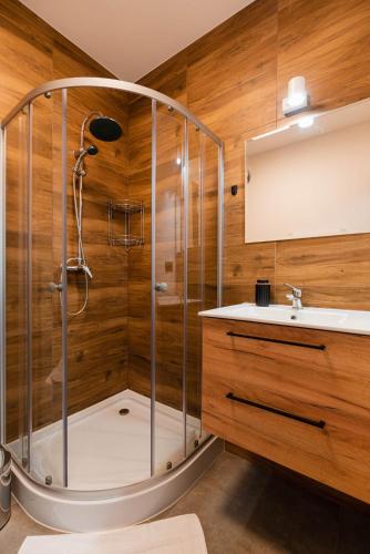 a bathroom with a shower and a sink at Pokoje Na Winklu in Kluszkowce