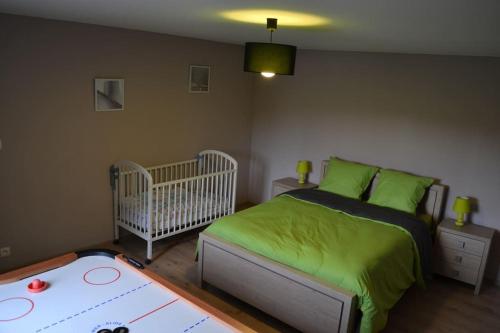 Postel nebo postele na pokoji v ubytování Gîte Blanc Bleu Sauna et jacuzzi privatif borne de recharge