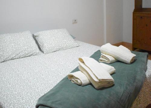 - une chambre avec un lit et des serviettes dans l'établissement Casa Morales, à Igueste