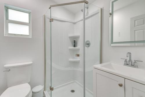 een badkamer met een douche, een toilet en een wastafel bij Pet-Friendly South Miami Home with Private Pool! in Miami