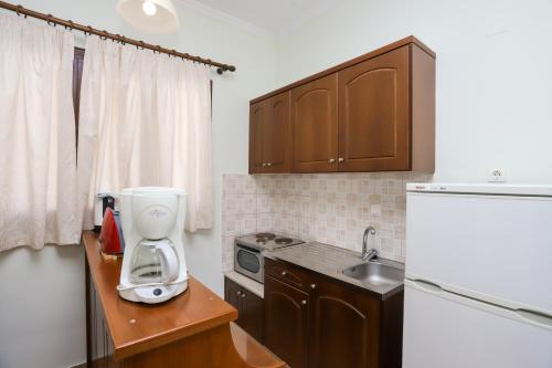 a kitchen with a coffee maker on a counter at Kommeno Bella Vista in Kommeno