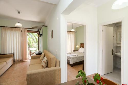a living room with a couch and a bedroom at Kommeno Bella Vista in Kommeno