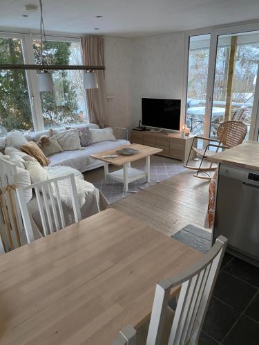 salon z kanapą i stołem w obiekcie House with green garden, Göteborg, 6 beds w mieście Lindome