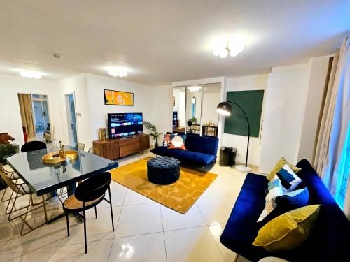 TV a/nebo společenská místnost v ubytování Modern Hyde Park Home with Private Entrance & Private Back Patio near Bayswater & Paddington Stations