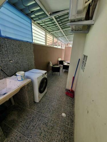 a room with a washing machine in a room at Cómodo Apartamento en San Isidro in Mendoza