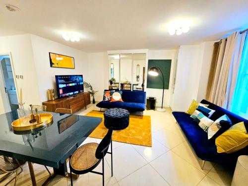 TV a/nebo společenská místnost v ubytování Modern Hyde Park Home with Private Entrance & Private Back Patio near Bayswater & Paddington Stations