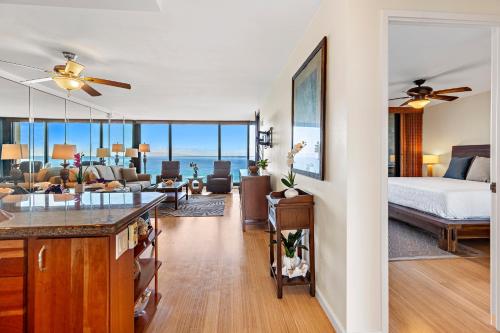 une chambre d'hôtel avec un lit et un salon dans l'établissement Mahana 804, à Kahana