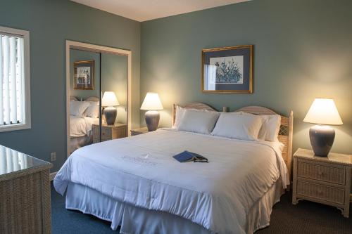 Un dormitorio con una cama grande con un libro. en Waterside by Spinnaker Resorts en Hilton Head Island