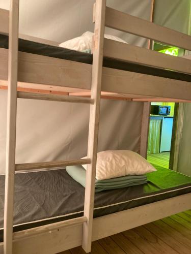 - un ensemble de lits superposés dans une chambre dans l'établissement Camping - Village Vacances Familial à Prayssac au coeur du vignoble Lotois, à Prayssac