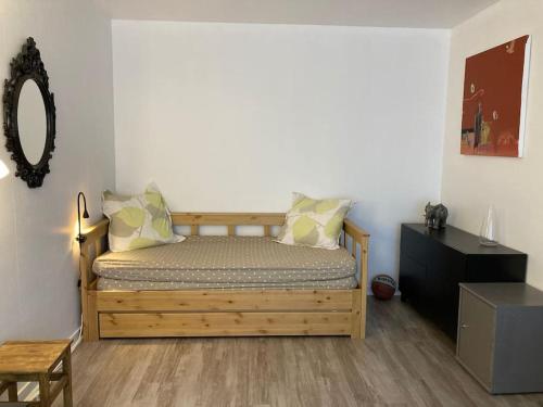 ein Schlafzimmer mit einem Holzbett in einem Zimmer in der Unterkunft Appartement au centre-ville, proche marais in Bourges