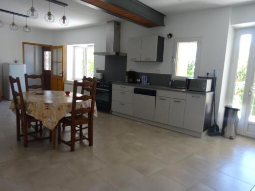 Una cocina o cocineta en gite la bonnelle piscine spa