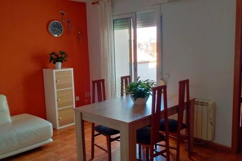 een eetkamer met een tafel en stoelen in een kamer bij Apartamento céntrico cerca de la playa in Malgrat de Mar