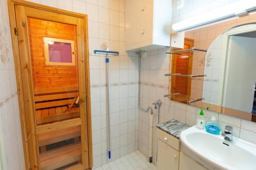 a bathroom with a sink and a mirror at Rivitalokaksio *Autokatospaikka* in Seinäjoki