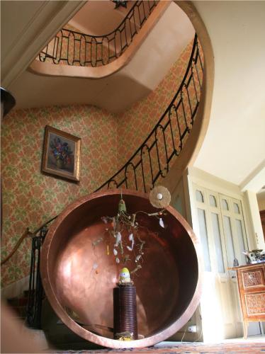 a large wooden sink in a room with a spiral staircase at Château du Clos Mortier in Saint-Dizier