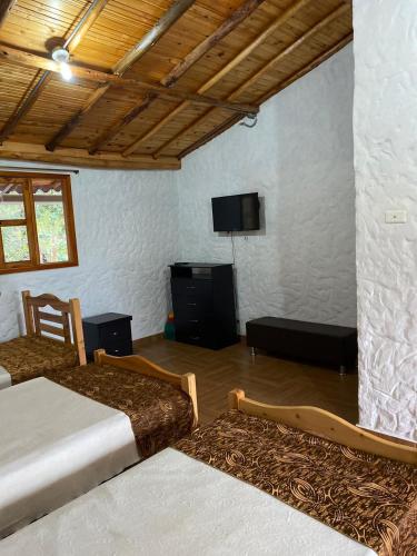 Μια τηλεόραση ή/και κέντρο ψυχαγωγίας στο Hotel Campestre Inaoska Ecospa
