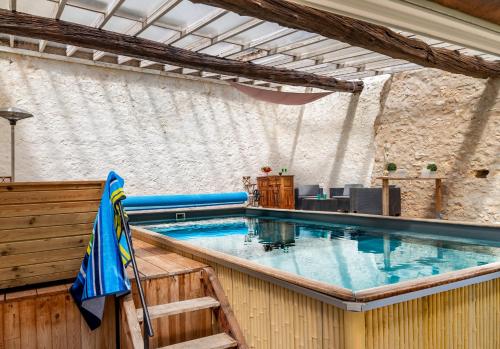 una grande piscina in un edificio di Gite avec piscine Relais de la Canivotte 