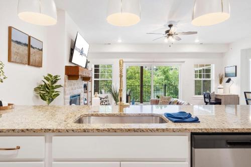 Una cocina con fregadero y una sala de estar. en Briarwood Shores, en Branson