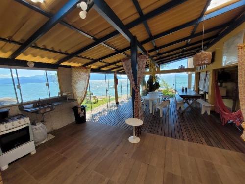 sala de estar con vistas al océano en Prainha da Nina Apartamentos, en Florianópolis