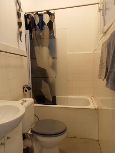 モンソー・レ・ミーヌにあるLogement spacieux et lumineuxのバスルーム(トイレ、洗面台、バスタブ付)