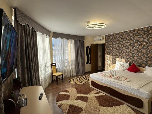 een slaapkamer met een groot bed en een tapijt bij VILA IANIS PIATRA NEAMT in Piatra Neamţ