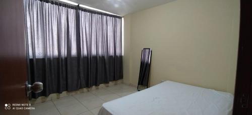 1 dormitorio con cama y cortina de ducha en 2112 en Pereira