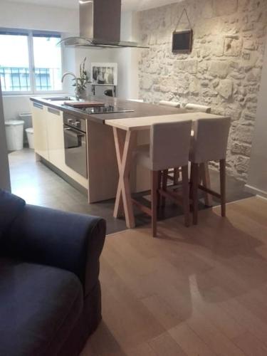 - une cuisine avec une table, des chaises et un comptoir dans l'établissement Duplex douillet - Très calme - centre historique, à Avignon