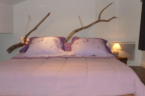 - une chambre avec un lit doté d'une tête de lit en branche dans l'établissement Duplex douillet - Très calme - centre historique, à Avignon