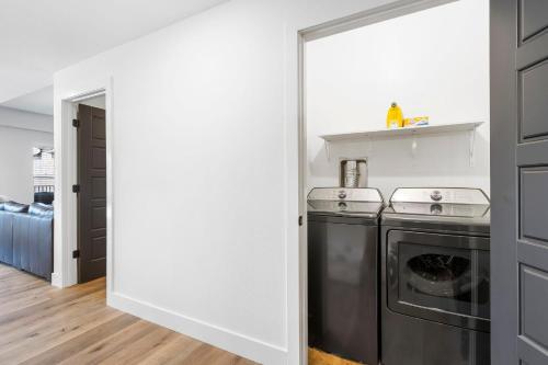 - une buanderie avec un lave-linge et un sèche-linge dans l'établissement Moonlight View at Table Rock Lake, à Hollister