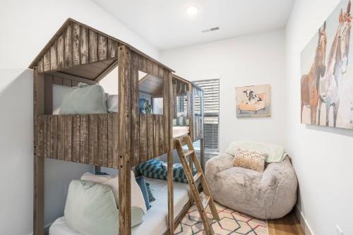 une chambre avec un lit superposé et une chaise dans l'établissement Moonlight View at Table Rock Lake, à Hollister