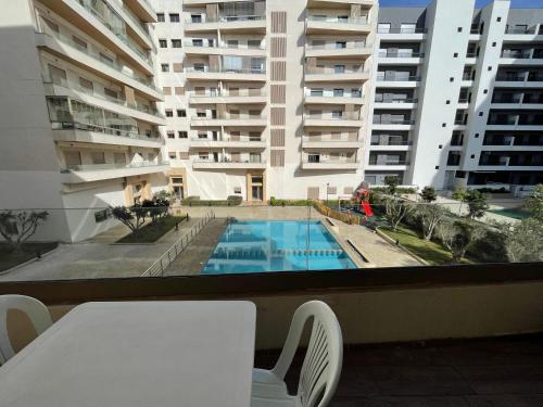 widok na basen z balkonu budynku w obiekcie Grand Studio résidence neuve avec piscine w mieście Casablanca