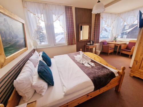 1 dormitorio con 1 cama con tabla de surf en Hotel Elisabeth Ilse en Braunlage
